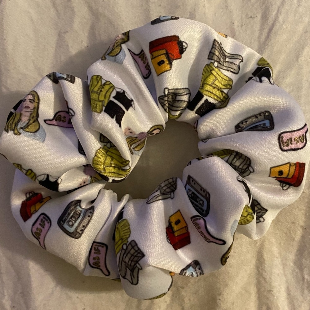 Clueless Scrunchie 💛🤍